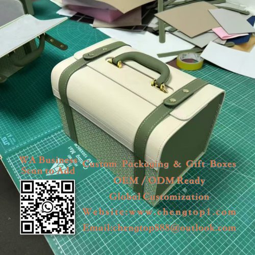 Vanity Train Case Boxes: Two-Tone Cosmetic Carry Cases with Straps and Handle<...